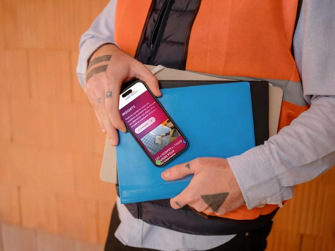 Insights section of the Saint-Gobain site on a smartphone, on a construction site